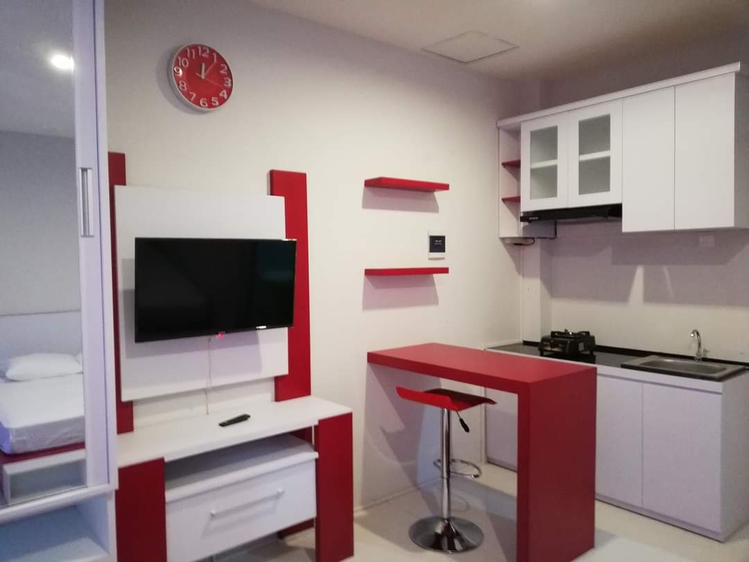 Studio Apartment Pantry & TV Wall – Red and White Theme