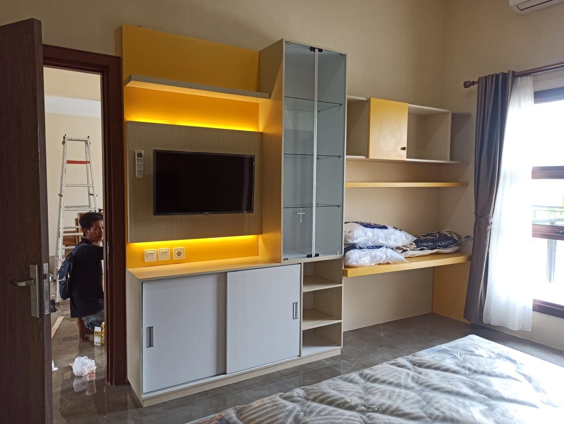 Bedroom Built‑In Cabinet – Modern Yellow Accent